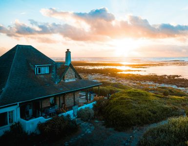 Une villa au bord de la mer