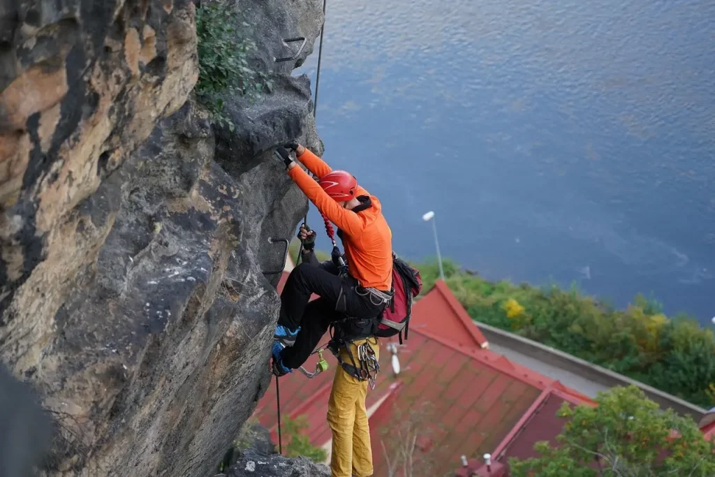 Un homme qui escalade une montagne au bord de la mer