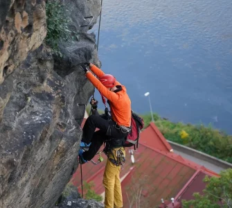 Un homme qui escalade une montagne au bord de la mer
