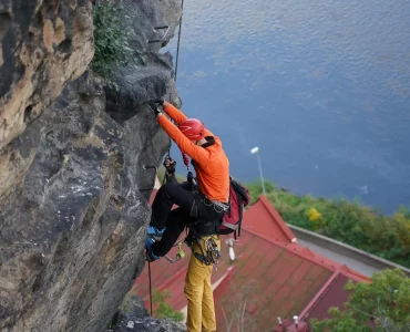 Un homme qui escalade une montagne au bord de la mer