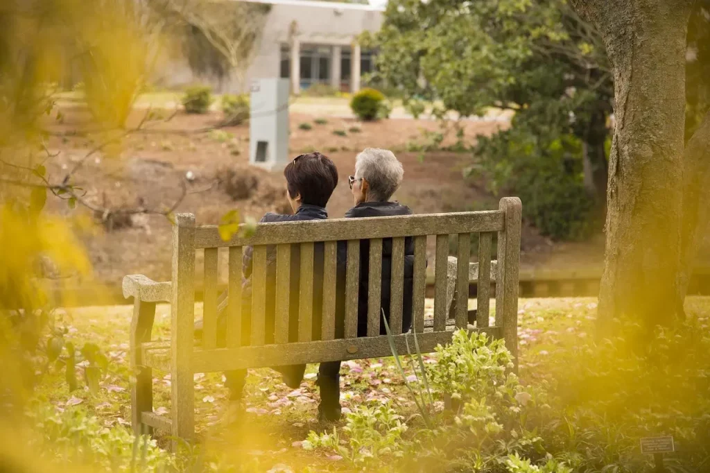 Un couple dans un jardin public