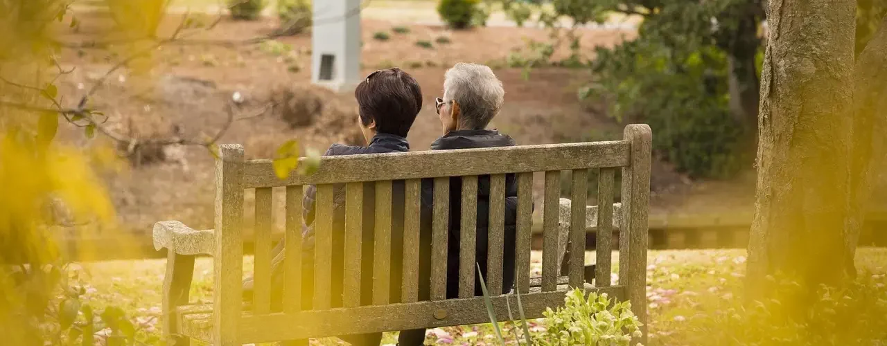 Un couple dans un jardin public