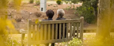 Un couple dans un jardin public