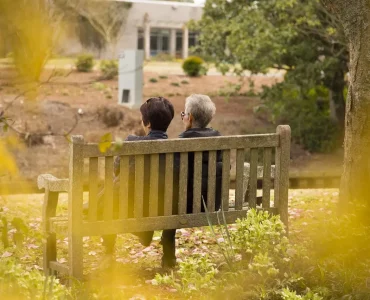 Un couple dans un jardin public