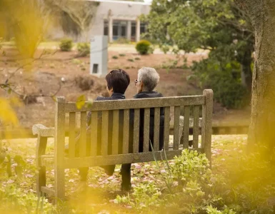 Un couple dans un jardin public