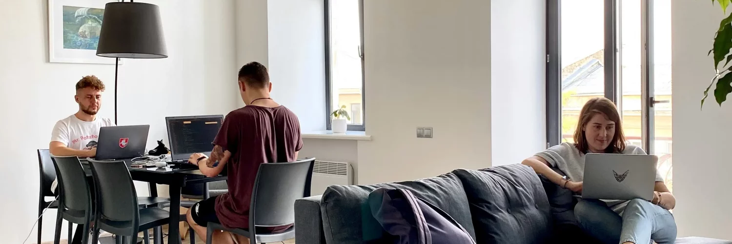 des amis dans une résidence coliving