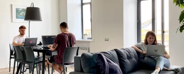 des amis dans une résidence coliving