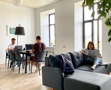 des amis dans une résidence coliving