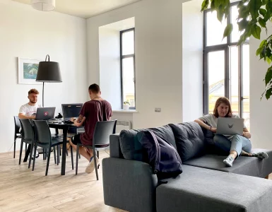 des amis dans une résidence coliving