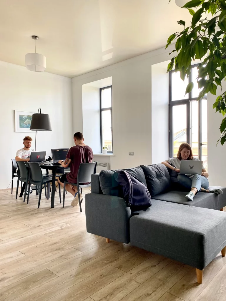 des amis dans une résidence coliving