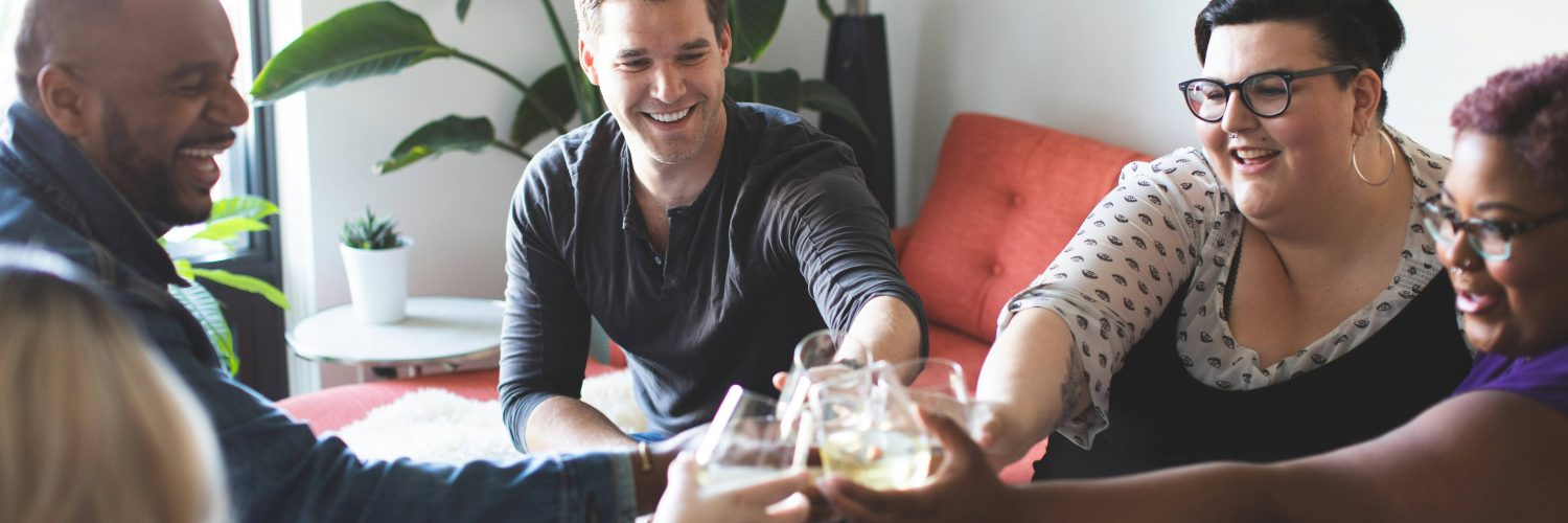 Des amis en coliving qui font la fête
