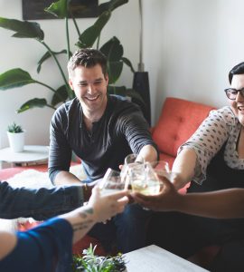 Des amis en coliving qui font la fête