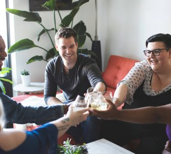 Des amis en coliving qui font la fête