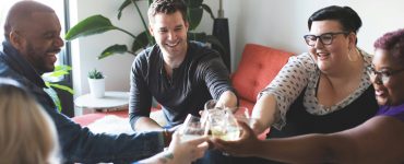 Des amis en coliving qui font la fête