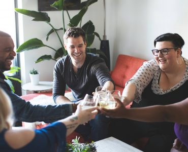 Des amis en coliving qui font la fête
