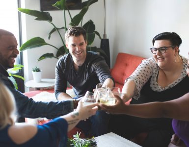 Des amis en coliving qui font la fête