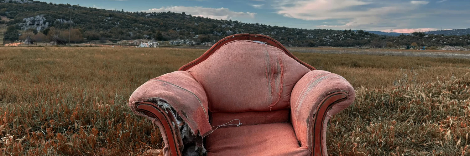 Un vieux fauteuil dans un champs