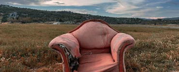 Un vieux fauteuil dans un champs