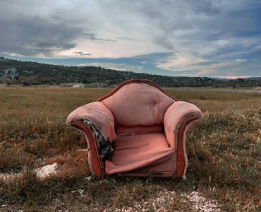 Un vieux fauteuil dans un champs