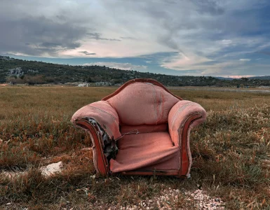 Un vieux fauteuil dans un champs