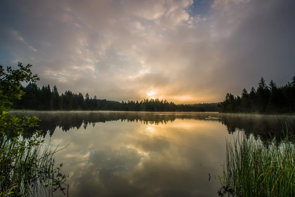 Un étang au coucher de soleil