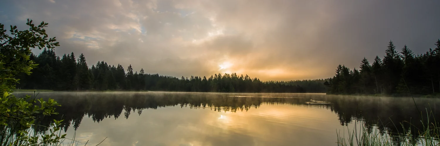 Un étang au coucher de soleil