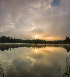 Un étang au coucher de soleil