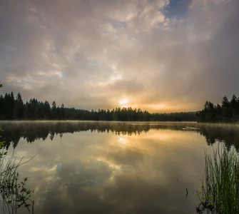 Un étang au coucher de soleil