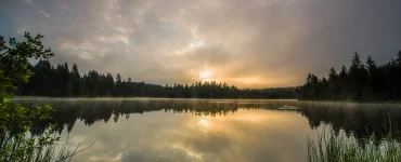 Un étang au coucher de soleil