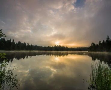 Un étang au coucher de soleil