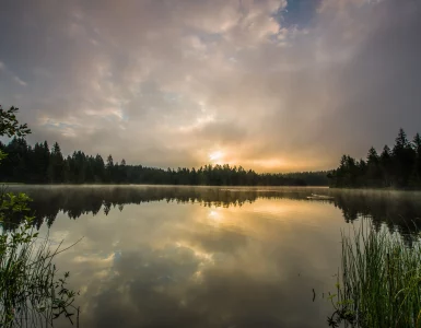 Un étang au coucher de soleil
