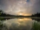 Un étang au coucher de soleil