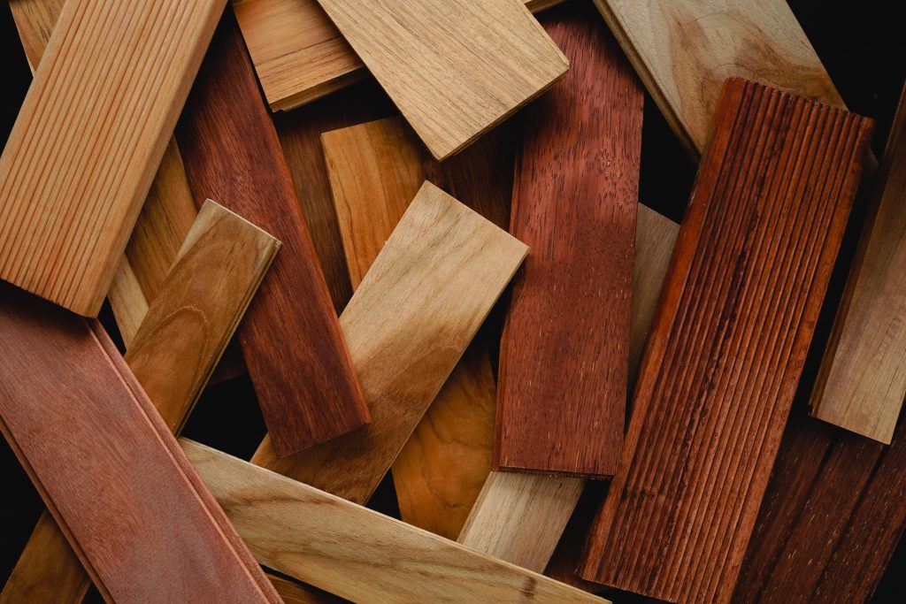 Du parquet en bois arraché : dommage matériel location