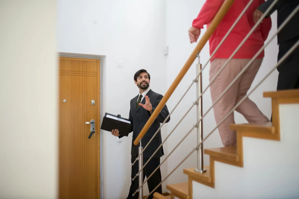 Un agent immobilier avec un couple de visiteurs