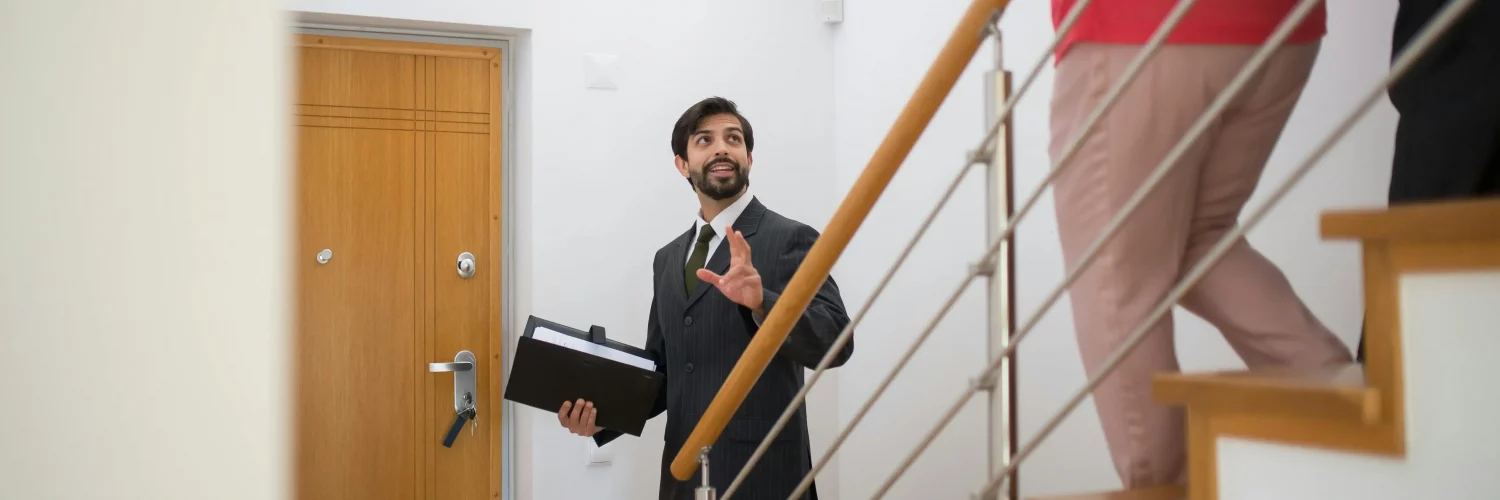 Un agent immobilier avec un couple de visiteurs