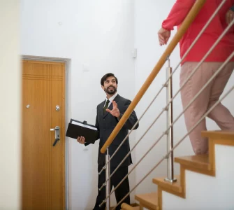 Un agent immobilier avec un couple de visiteurs