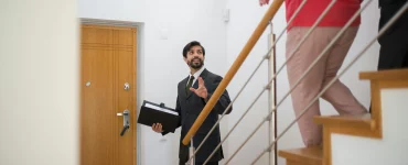 Un agent immobilier avec un couple de visiteurs