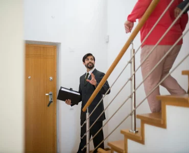 Un agent immobilier avec un couple de visiteurs