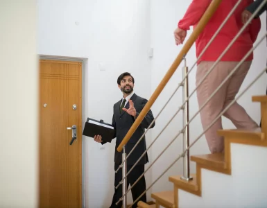Un agent immobilier avec un couple de visiteurs