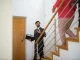 Un agent immobilier avec un couple de visiteurs