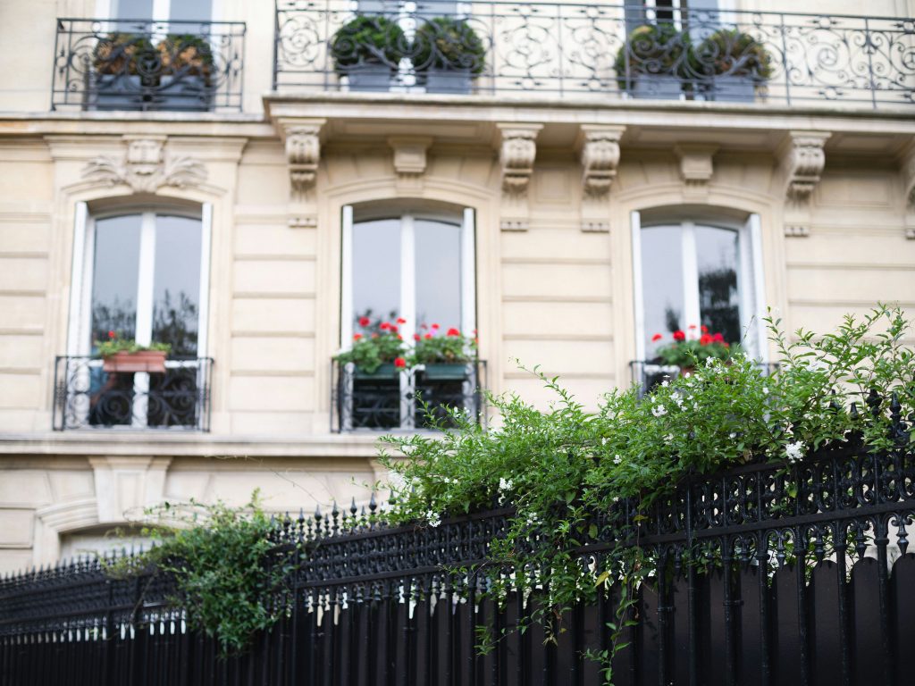 Une façade d'un immeuble haussmannien
