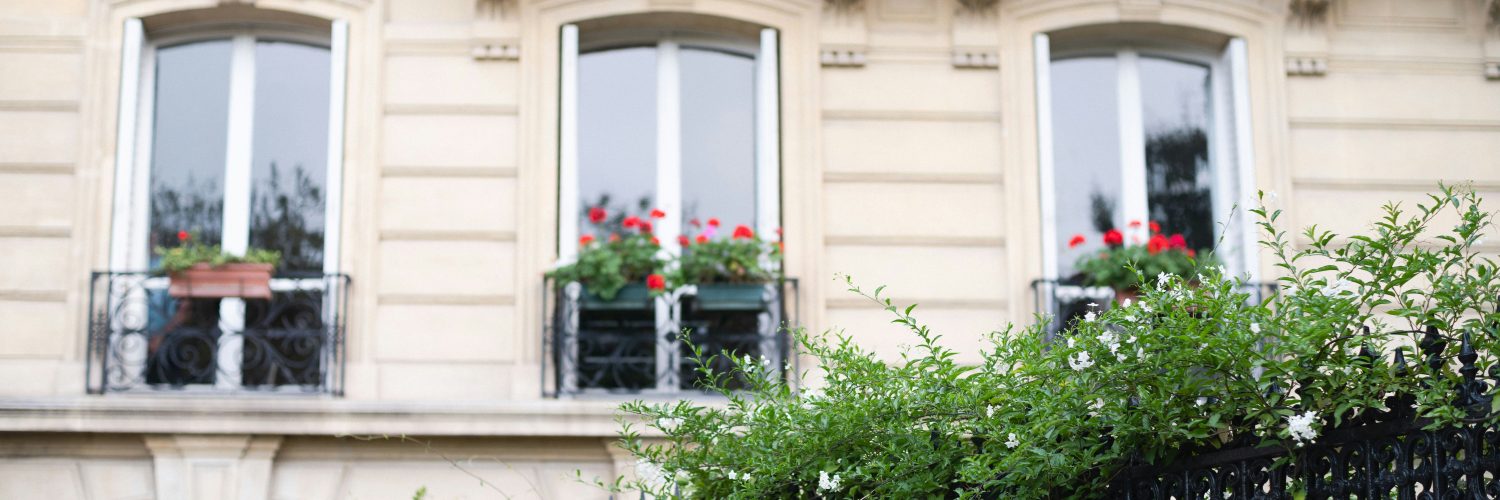 Une façade d'un immeuble haussmannien