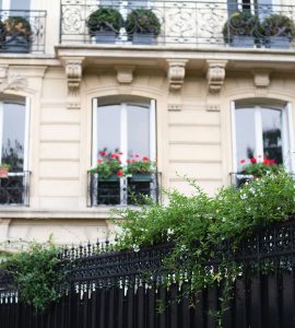 Une façade d'un immeuble haussmannien