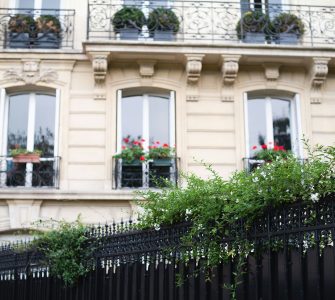 Une façade d'un immeuble haussmannien