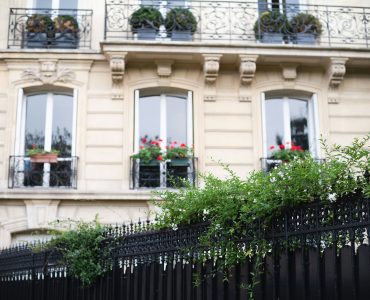 Une façade d'un immeuble haussmannien
