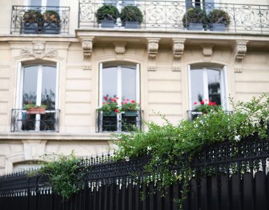 Une façade d'un immeuble haussmannien