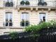 Une façade d'un immeuble haussmannien
