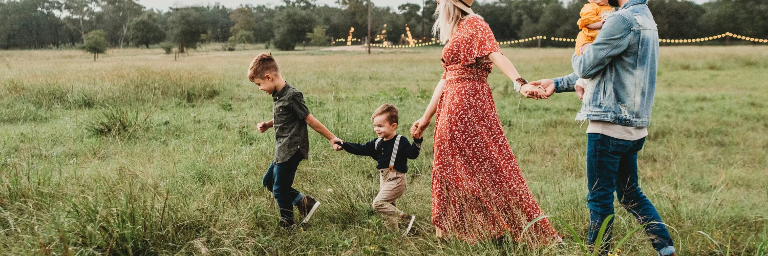 Une famille se promenant dans la nature