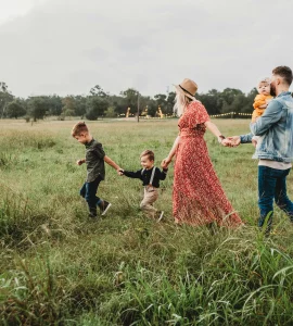 Une famille se promenant dans la nature