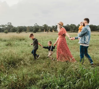 Une famille se promenant dans la nature